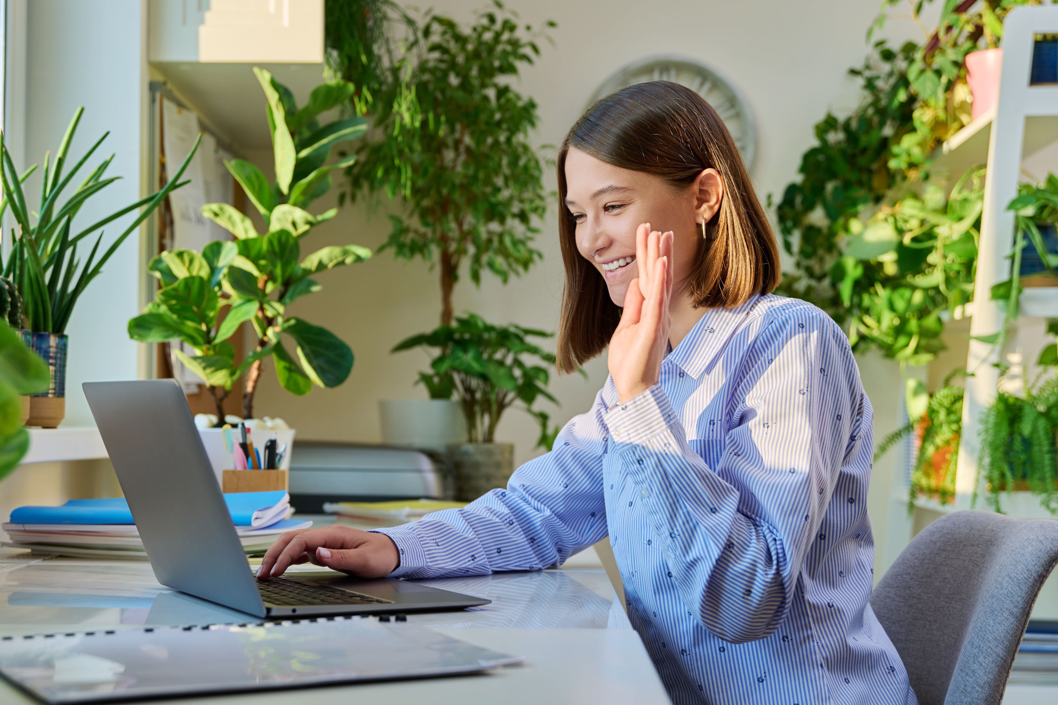 Mujer sonriente trabajando en un entorno verde