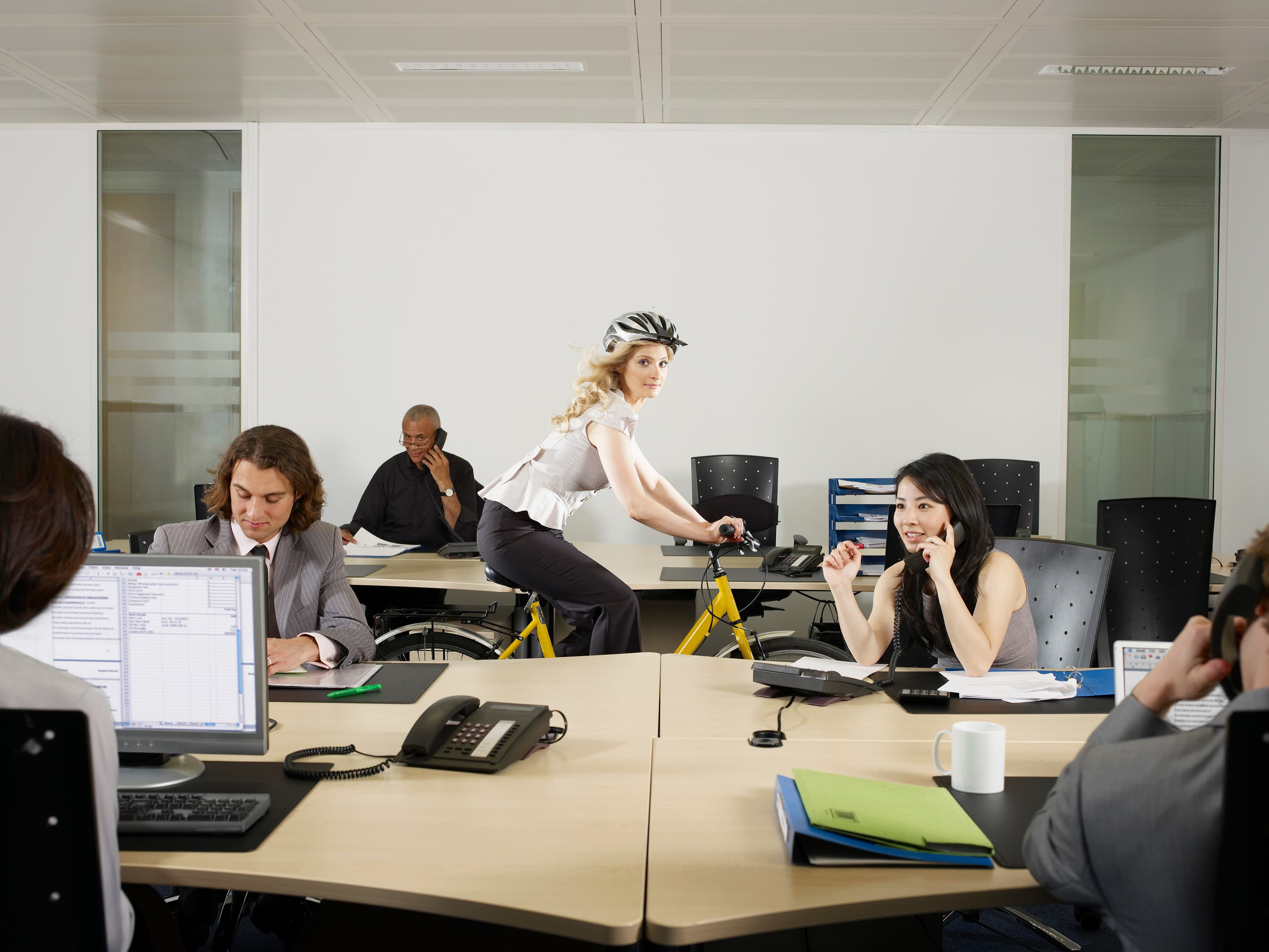 Innovación en el trabajo - Mujer en bicicleta en oficina